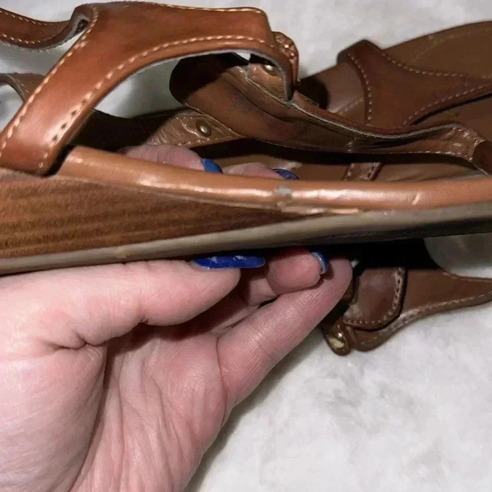 Marc Fisher Tan T-Strap Gold Toe Sandals Size 8 - Picture 10 of 12